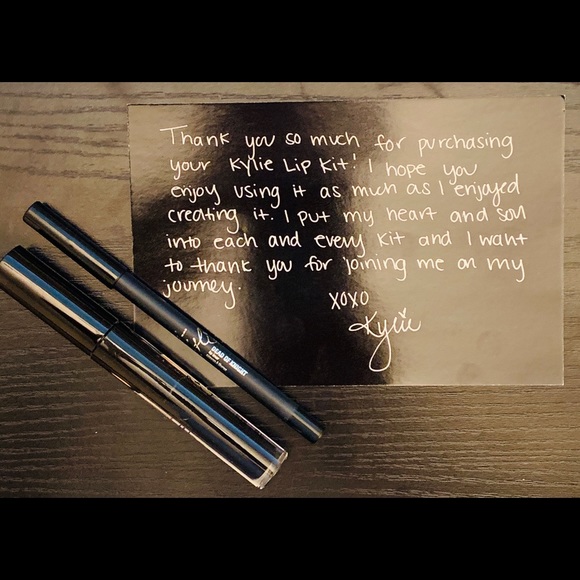 Kyle Jenner Black Matte Kit - Picture 2 of 3